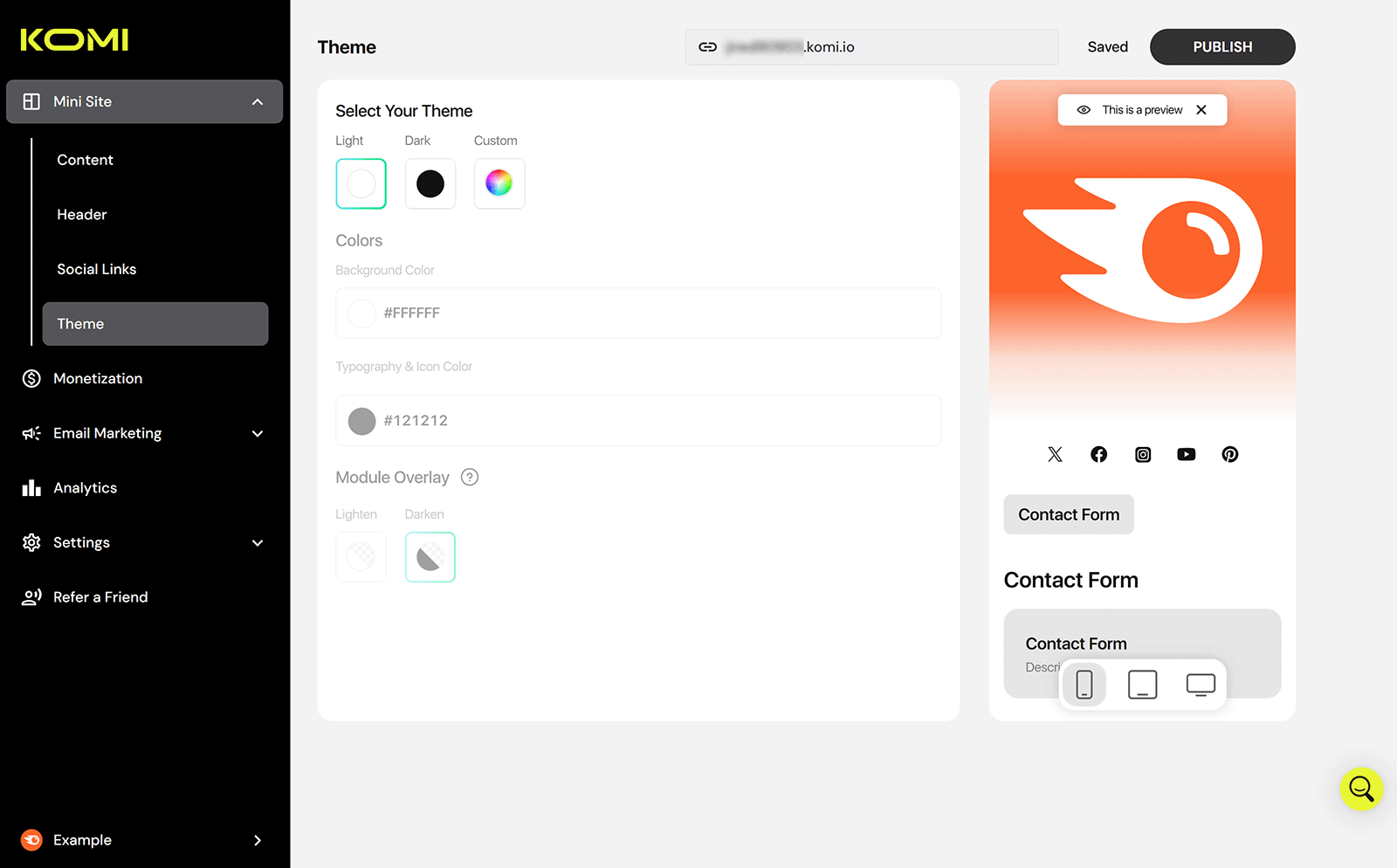 Komi website builder interface showing theme customization options and a mobile site preview.